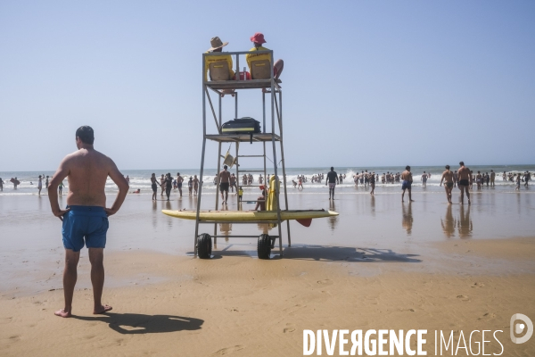 Maître nageur et sauveteur CRS sur une plage de sable fin en Nouvelle-Aquitaine