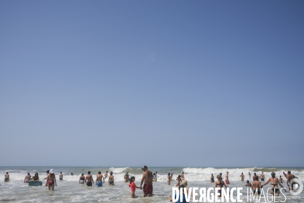 Maître nageur et sauveteur CRS sur une plage de sable fin en Nouvelle-Aquitaine