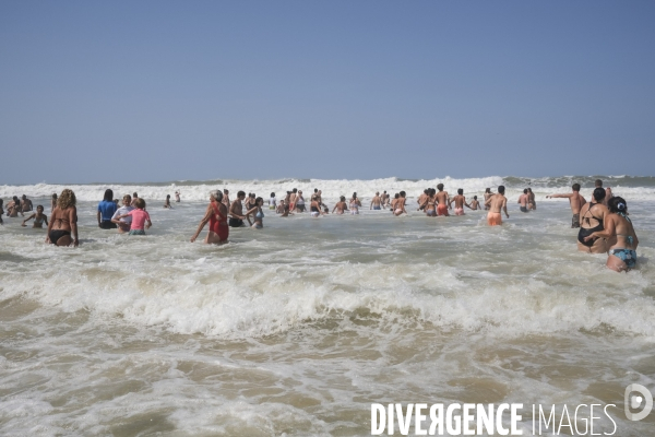 Maître nageur et sauveteur CRS sur une plage de sable fin en Nouvelle-Aquitaine