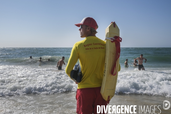 Maître nageur et sauveteur CRS sur une plage de sable fin en Nouvelle-Aquitaine