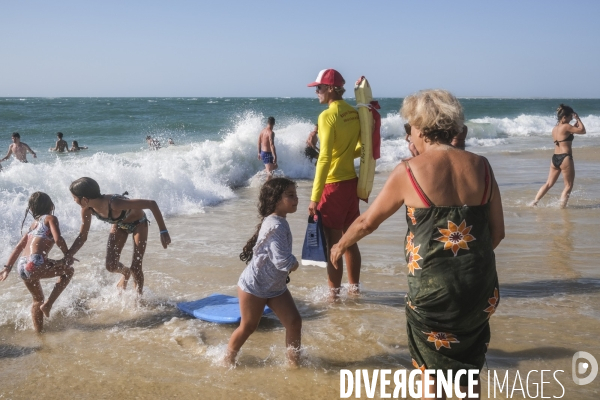 Maître nageur et sauveteur CRS sur une plage de sable fin en Nouvelle-Aquitaine