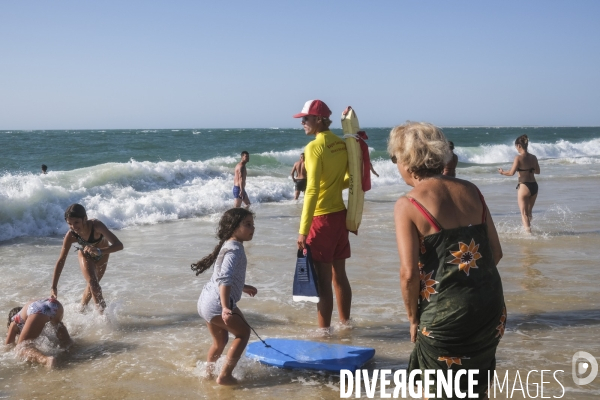 Maître nageur et sauveteur CRS sur une plage de sable fin en Nouvelle-Aquitaine