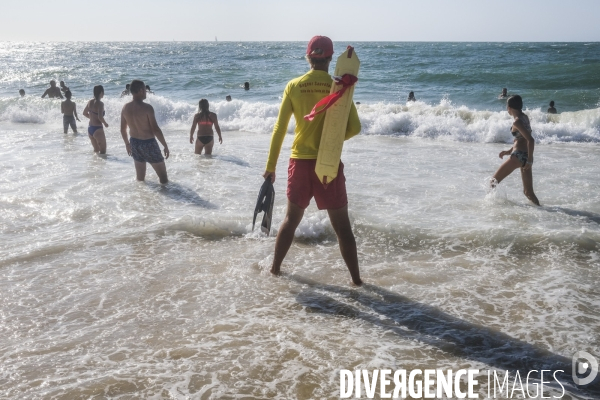 Maître nageur et sauveteur CRS sur une plage de sable fin en Nouvelle-Aquitaine