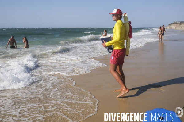 Maître nageur et sauveteur CRS sur une plage de sable fin en Nouvelle-Aquitaine