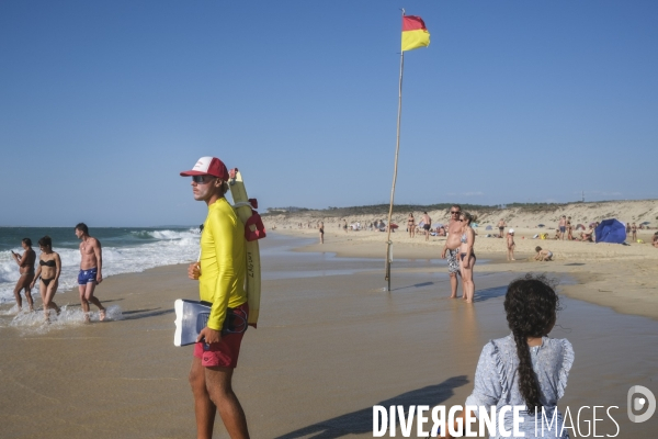 Maître nageur et sauveteur CRS sur une plage de sable fin en Nouvelle-Aquitaine