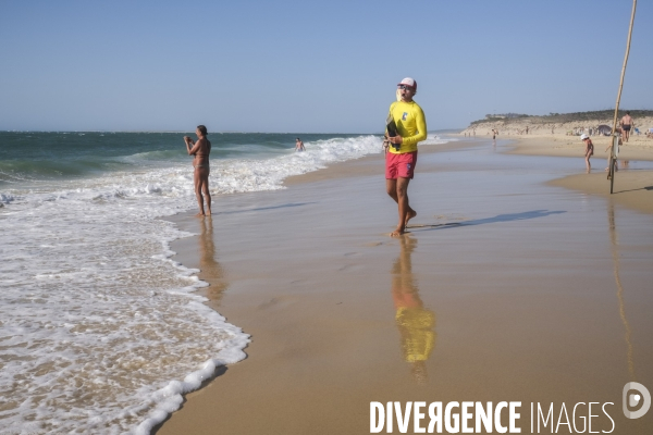 Maître nageur et sauveteur CRS sur une plage de sable fin en Nouvelle-Aquitaine