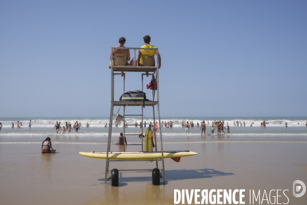 Maître nageur et sauveteur CRS sur une plage de sable fin en Nouvelle-Aquitaine