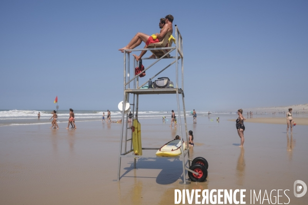 Maître nageur et sauveteur CRS sur une plage de sable fin en Nouvelle-Aquitaine