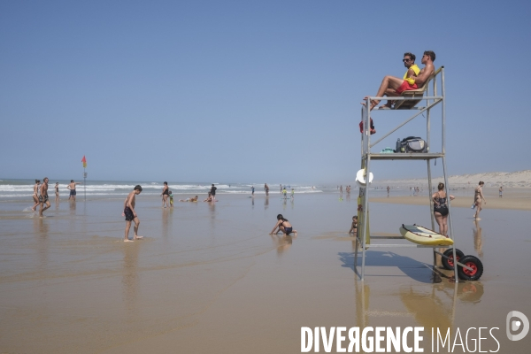 Maître nageur et sauveteur CRS sur une plage de sable fin en Nouvelle-Aquitaine