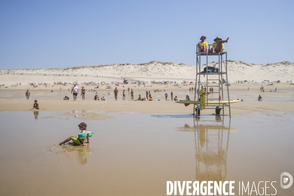 Maître nageur et sauveteur CRS sur une plage de sable fin en Nouvelle-Aquitaine