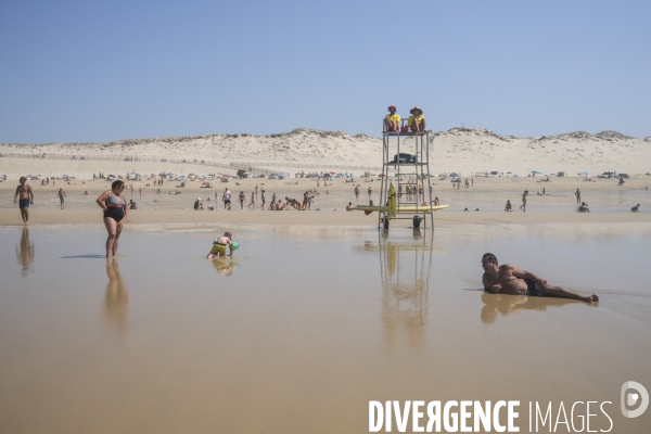 Maître nageur et sauveteur CRS sur une plage de sable fin en Nouvelle-Aquitaine