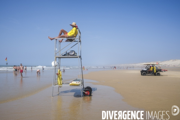 Maître nageur et sauveteur CRS sur une plage de sable fin en Nouvelle-Aquitaine