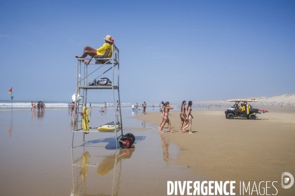 Maître nageur et sauveteur CRS sur une plage de sable fin en Nouvelle-Aquitaine