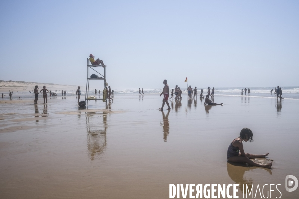 Maître nageur et sauveteur CRS sur une plage de sable fin en Nouvelle-Aquitaine