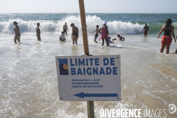 Maître nageur et sauveteur CRS sur une plage de sable fin en Nouvelle-Aquitaine