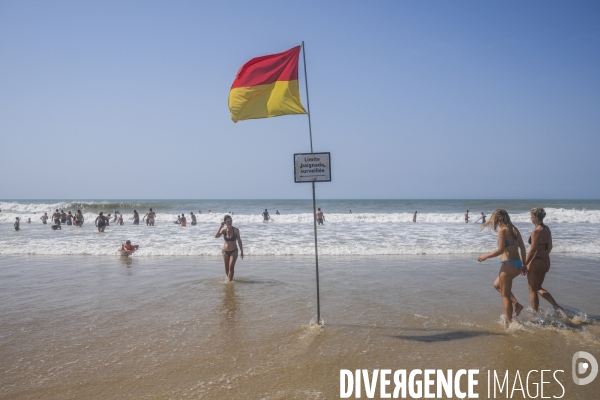 Maître nageur et sauveteur CRS sur une plage de sable fin en Nouvelle-Aquitaine