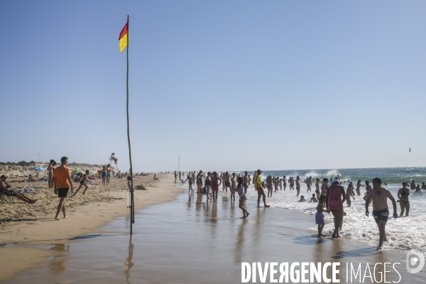 Maître nageur et sauveteur CRS sur une plage de sable fin en Nouvelle-Aquitaine