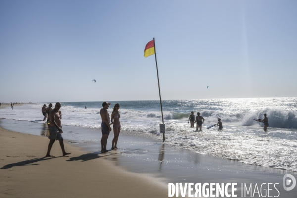 Maître nageur et sauveteur CRS sur une plage de sable fin en Nouvelle-Aquitaine
