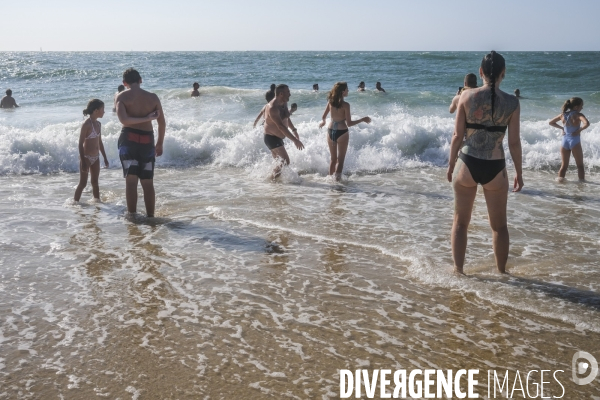 Maître nageur et sauveteur CRS sur une plage de sable fin en Nouvelle-Aquitaine