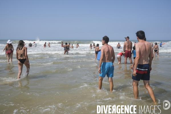 Maître nageur et sauveteur CRS sur une plage de sable fin en Nouvelle-Aquitaine