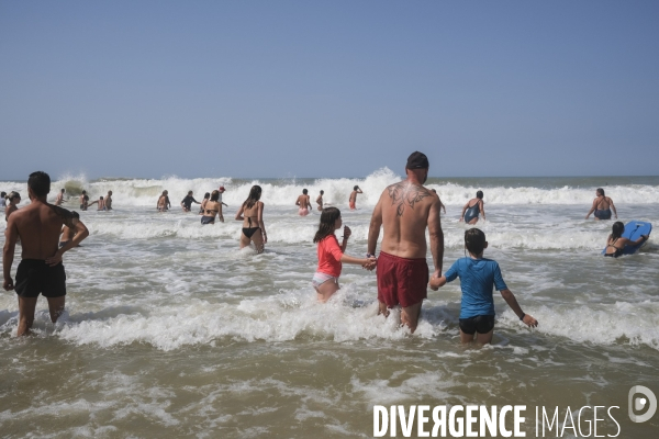 Maître nageur et sauveteur CRS sur une plage de sable fin en Nouvelle-Aquitaine