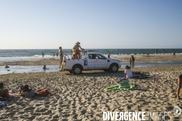 Maître nageur et sauveteur CRS sur une plage de sable fin en Nouvelle-Aquitaine