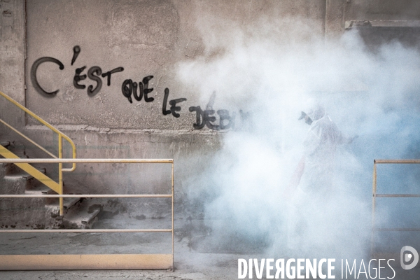 Mise à l arrêt d une usine de ciment Lafarge par un groupe de militants écologistes dans les Bouches-du-Rhône