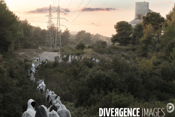 Mise à l arrêt d une usine de ciment Lafarge par un groupe de militants écologistes dans les Bouches-du-Rhône