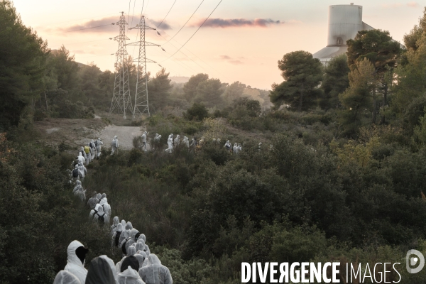 Mise à l arrêt d une usine de ciment Lafarge par un groupe de militants écologistes dans les Bouches-du-Rhône