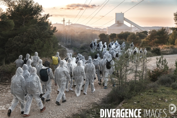 Mise à l arrêt d une usine de ciment Lafarge par un groupe de militants écologistes dans les Bouches-du-Rhône