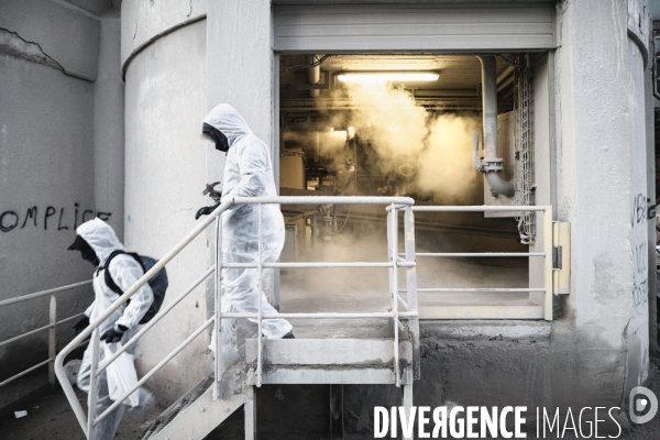 Mise à l arrêt d une usine de ciment Lafarge par un groupe de militants écologistes dans les Bouches-du-Rhône