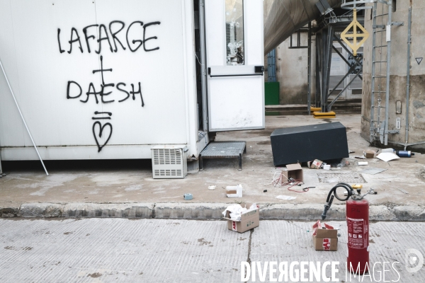 Mise à l arrêt d une usine de ciment Lafarge par un groupe de militants écologistes dans les Bouches-du-Rhône