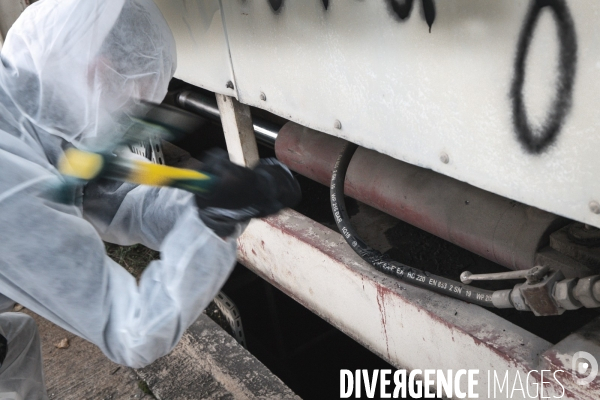 Mise à l arrêt d une usine de ciment Lafarge par un groupe de militants écologistes dans les Bouches-du-Rhône