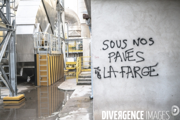 Mise à l arrêt d une usine de ciment Lafarge par un groupe de militants écologistes dans les Bouches-du-Rhône