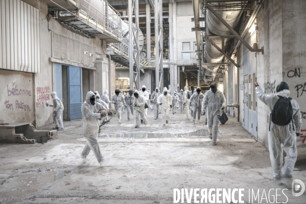 Mise à l arrêt d une usine de ciment Lafarge par un groupe de militants écologistes dans les Bouches-du-Rhône