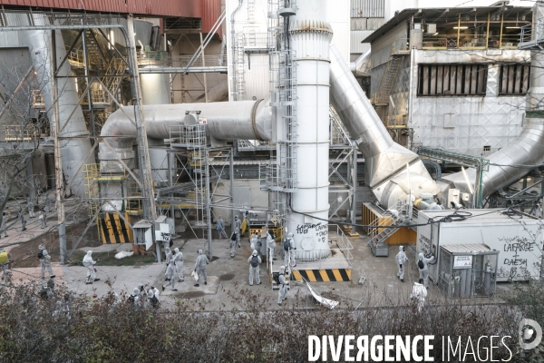 Mise à l arrêt d une usine de ciment Lafarge par un groupe de militants écologistes dans les Bouches-du-Rhône