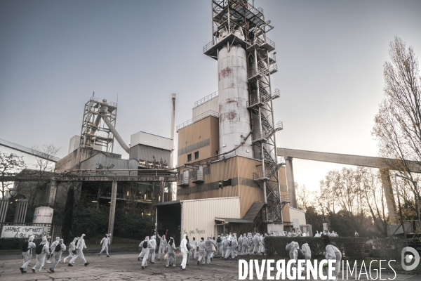 Mise à l arrêt d une usine de ciment Lafarge par un groupe de militants écologistes dans les Bouches-du-Rhône