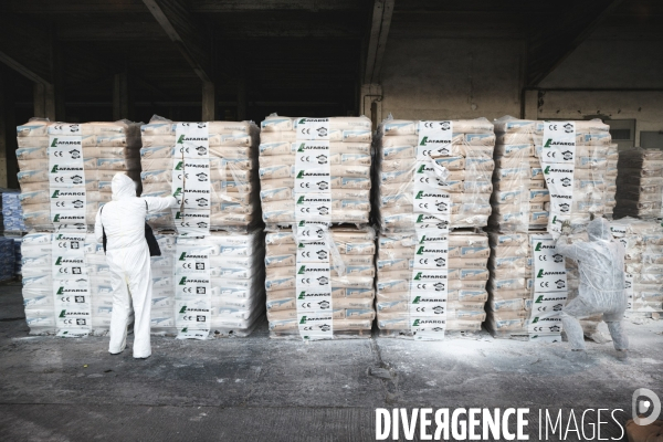 Mise à l arrêt d une usine de ciment Lafarge par un groupe de militants écologistes dans les Bouches-du-Rhône