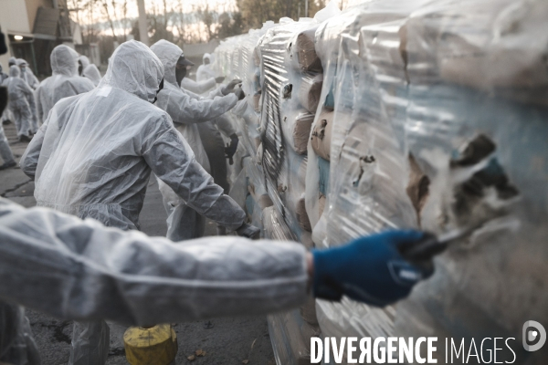 Mise à l arrêt d une usine de ciment Lafarge par un groupe de militants écologistes dans les Bouches-du-Rhône