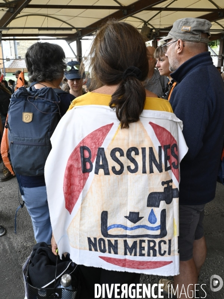 Le convoi de l eau contre les megabassines arrive à Paris