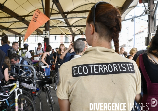 Le convoi de l eau contre les megabassines arrive à Paris