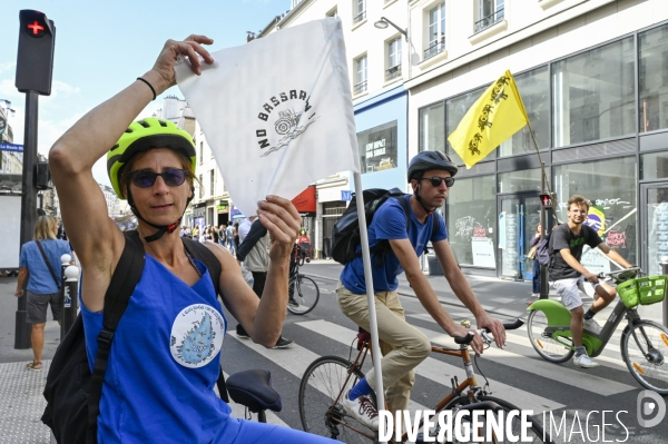 Le convoi de l eau contre les megabassines arrive à Paris