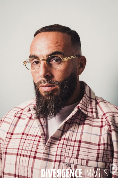 Portrait de médine, rappeur français.