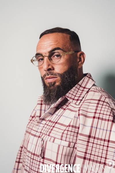 Portrait de médine, rappeur français.