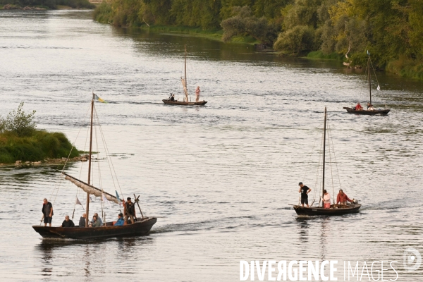 La Grande Remontée , 25 bateaux remontent la Loire de Nantes à Orléans. Passage à Saint-Dyé-sur-Loire