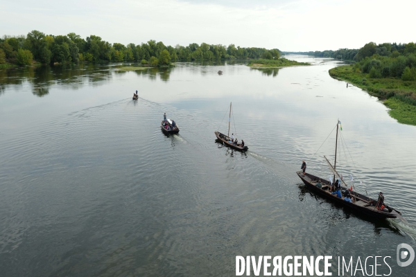 La Grande Remontée , 25 bateaux remontent la Loire de Nantes à Orléans. passage à Saint-Dyé-sur-Loire