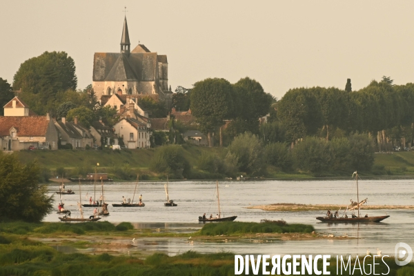 La Grande Remontée , 25 bateaux remontent la Loire de Nantes à Orléans. Passage à Saint-Dyé-sur-Loire