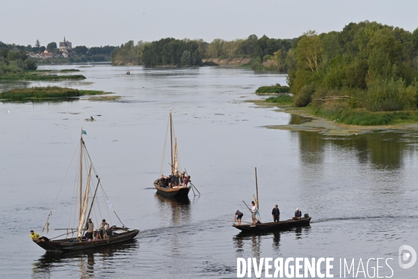 La Grande Remontée , 25 bateaux remontent la Loire de Nantes à Orléans. passage à Saint-Dyé-sur-Loire