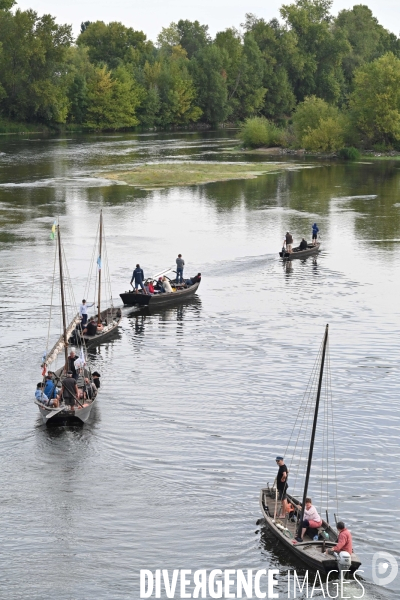 La Grande Remontée , 25 bateaux remontent la Loire de Nantes à Orléans. passage à Saint-Dyé-sur-Loire