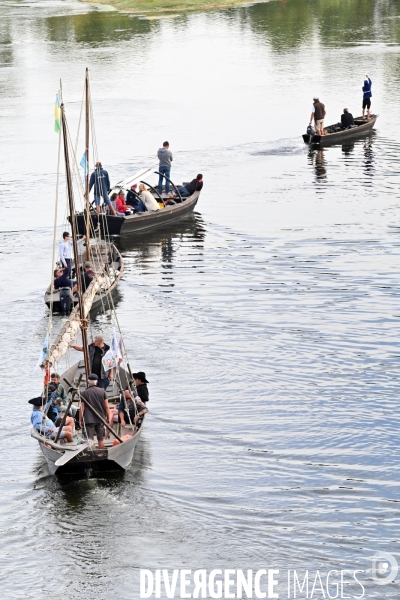 La Grande Remontée , 25 bateaux remontent la Loire de Nantes à Orléans. passage à Saint-Dyé-sur-Loire